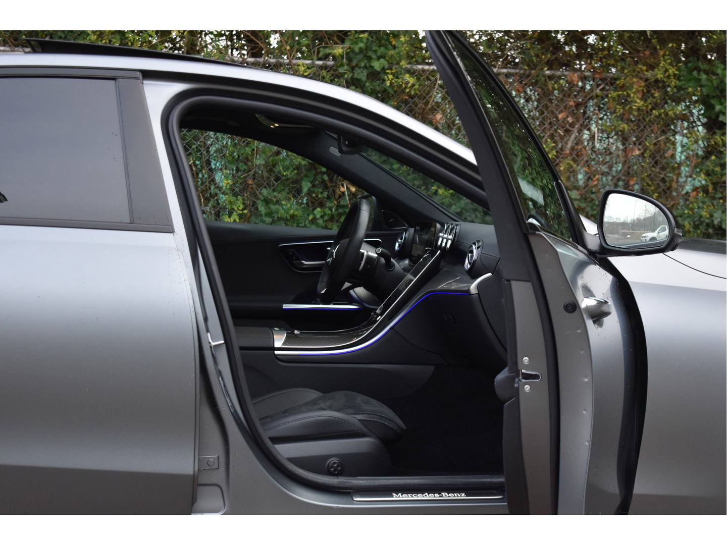 Mercedes-Benz C-Klasse 300 Premium Night AMG Line 259 PK | Uniek | NL-Auto | 1 eigenaar | Matgrijs Magno | Burmester | Pano.dak | Memory | Keyless | Full LED