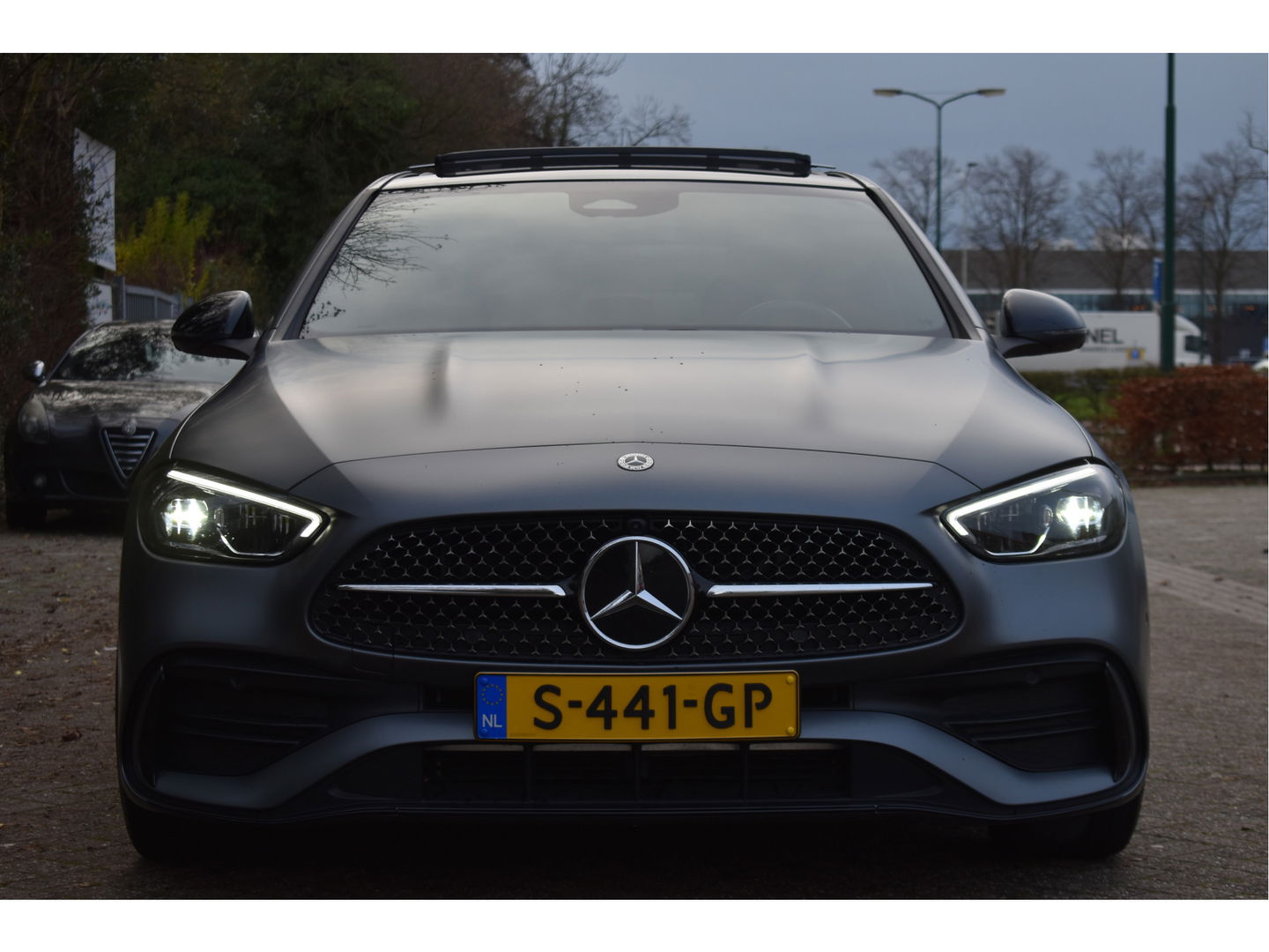 Mercedes-Benz C-Klasse 300 Premium Night AMG Line 259 PK | Uniek | NL-Auto | 1 eigenaar | Matgrijs Magno | Burmester | Pano.dak | Memory | Keyless | Full LED