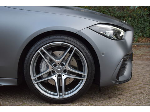 Mercedes-Benz C-Klasse 300 Premium Night AMG Line 259 PK | Uniek | NL-Auto | 1 eigenaar | Matgrijs Magno | Burmester | Pano.dak | Memory | Keyless | Full LED