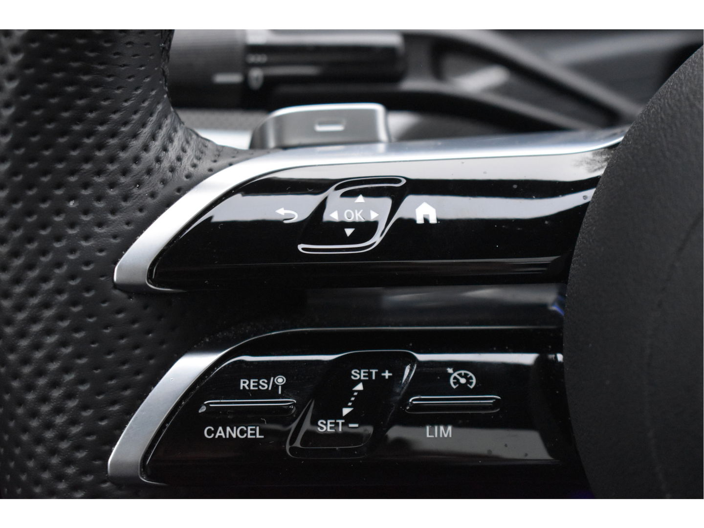 Mercedes-Benz C-Klasse 300 Premium Night AMG Line 259 PK | Uniek | NL-Auto | 1 eigenaar | Matgrijs Magno | Burmester | Pano.dak | Memory | Keyless | Full LED