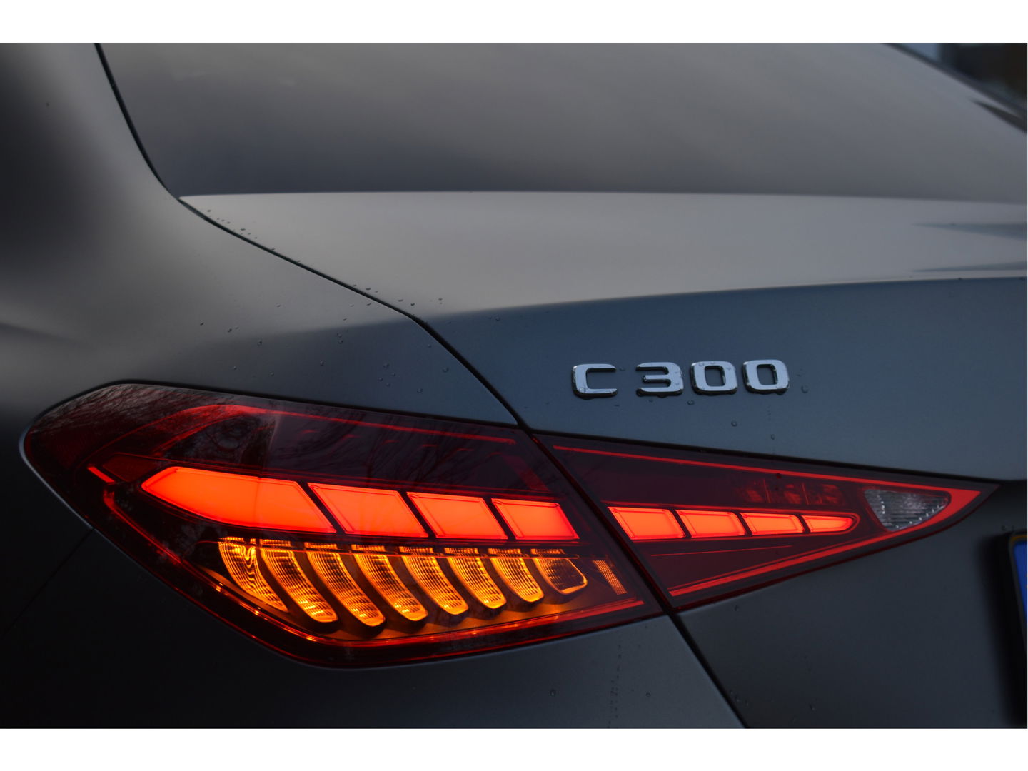 Mercedes-Benz C-Klasse 300 Premium Night AMG Line 259 PK | Uniek | NL-Auto | 1 eigenaar | Matgrijs Magno | Burmester | Pano.dak | Memory | Keyless | Full LED