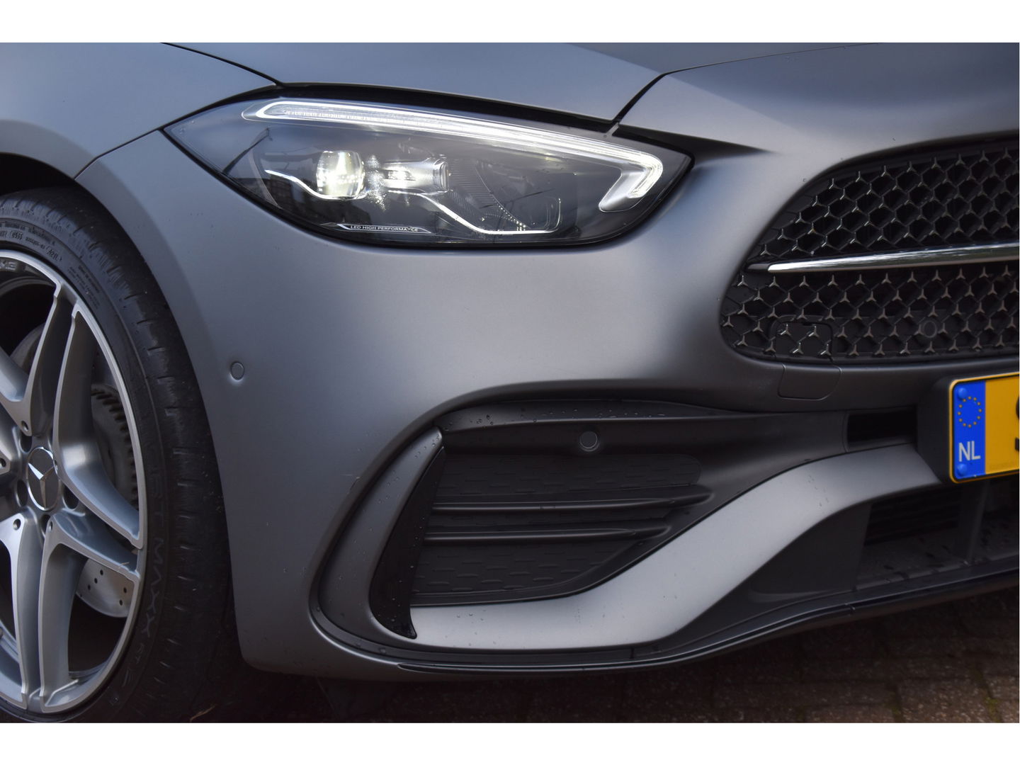 Mercedes-Benz C-Klasse 300 Premium Night AMG Line 259 PK | Uniek | NL-Auto | 1 eigenaar | Matgrijs Magno | Burmester | Pano.dak | Memory | Keyless | Full LED