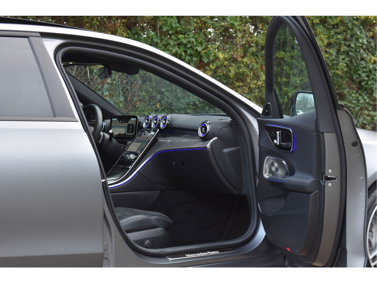 Mercedes-Benz C-Klasse 300 Premium Night AMG Line 259 PK | Uniek | NL-Auto | 1 eigenaar | Matgrijs Magno | Burmester | Pano.dak | Memory | Keyless | Full LED