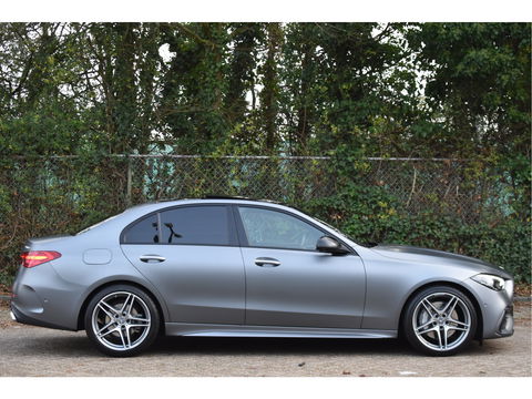 Mercedes-Benz C-Klasse 300 Premium Night AMG Line 259 PK | Uniek | NL-Auto | 1 eigenaar | Matgrijs Magno | Burmester | Pano.dak | Memory | Keyless | Full LED