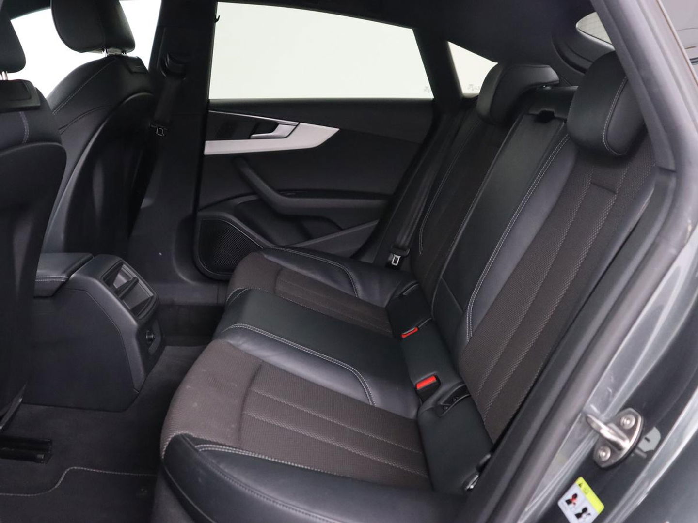 Audi A5 2.0 TFSI S Line | Stoelverwarming | Bang & Olufsen Sound | Sportstoelen | Full LED | Navigatie | Climate control | Cruise control | Half leder | Climate control | Bluetooth | Parkeerhulp