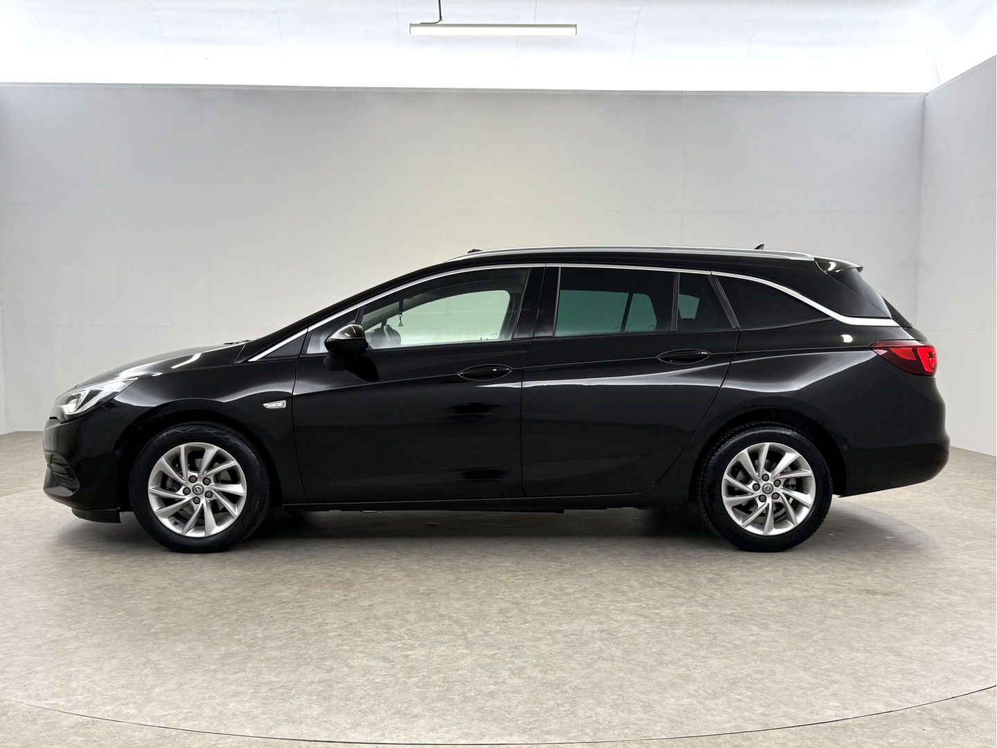 Opel Astra Sports Tourer 1.4 Elegance | Pano | Camera | Carplay | Memory | Massage | Stoel/Stuur verw. | Keyless | Adap. Cruise | NAP