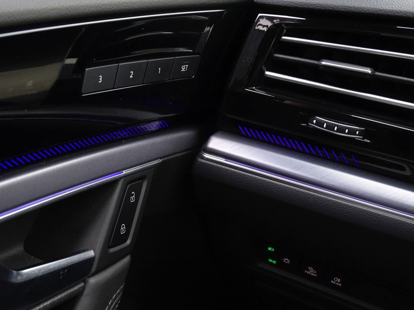 Volkswagen Touareg 3.0 TSi eHybr 462PK 4M R-Line / Highline / 2024 / LED