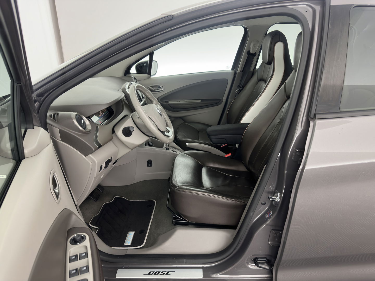 Renault ZOE R90 Bose 41 kWh (Inclusive-Battery) [ 3-Fase ] {SOH-85%} Aut.*LUXURY-LEATHER | BOSE-AUDIO | NAVI-FULLMAP | FULL-LED | DIGI-COCKPIT | CRUISE | ECC | PDC | PRIVACY-GLASS | HEATED-COMFORTSEATS | 16"ALU*