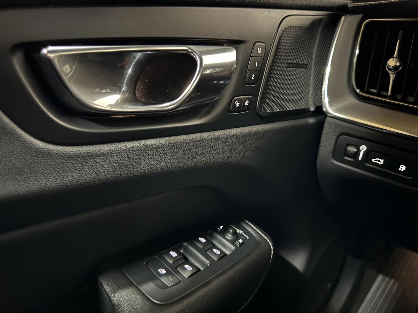 Volvo XC60 2.0 T8 Twin Engine AWD R-Design Luchtv. Pano H/K HUD 360°