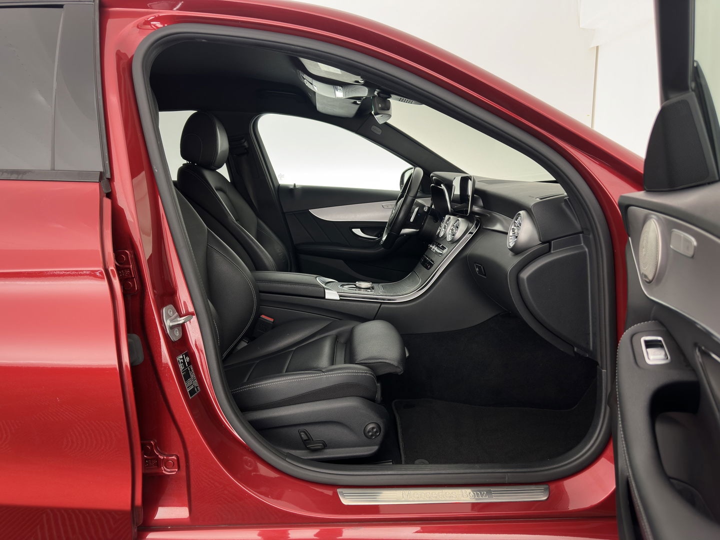 Mercedes-Benz C-Klasse 300 e AMG-Limited Business Solution ( Plug-In ) (INCL-BTW) *FULL-LEATHER | FULL-LED | BURMESTER | AMBIENT-LIGHT | BLIND-SPOT | HEATED-SPORTSEATS | DIGI-COCKPIT | NAVI-FULLMAP | CAMERA | DAB+ | PRIVACY-GLASS | 18''ALU*