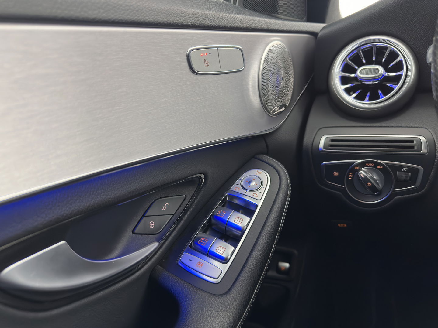 Mercedes-Benz C-Klasse 300 e AMG-Limited Business Solution ( Plug-In ) (INCL-BTW) *FULL-LEATHER | FULL-LED | BURMESTER | AMBIENT-LIGHT | BLIND-SPOT | HEATED-SPORTSEATS | DIGI-COCKPIT | NAVI-FULLMAP | CAMERA | DAB+ | PRIVACY-GLASS | 18''ALU*