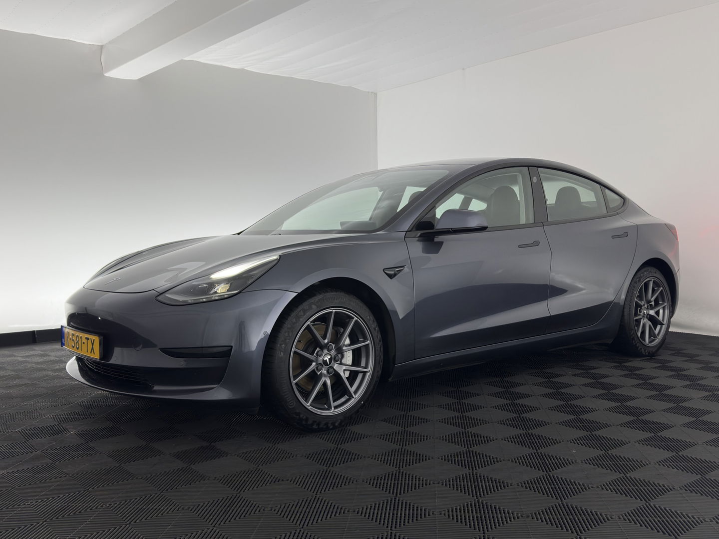 Tesla Model 3 Standard RWD Plus 60 kWh [ 3-Fase ] (INCL-BTW) Aut. *PANO | AUTO-PILOT | LEATHER | KEYLESS | FULL-LED | MEMORY-PACK | TOP-VIEW | DAB | CARPLAY | DIGI-COCKPIT | LANE-ASSIST | COMFORT-SEATS | 18"ALU*
