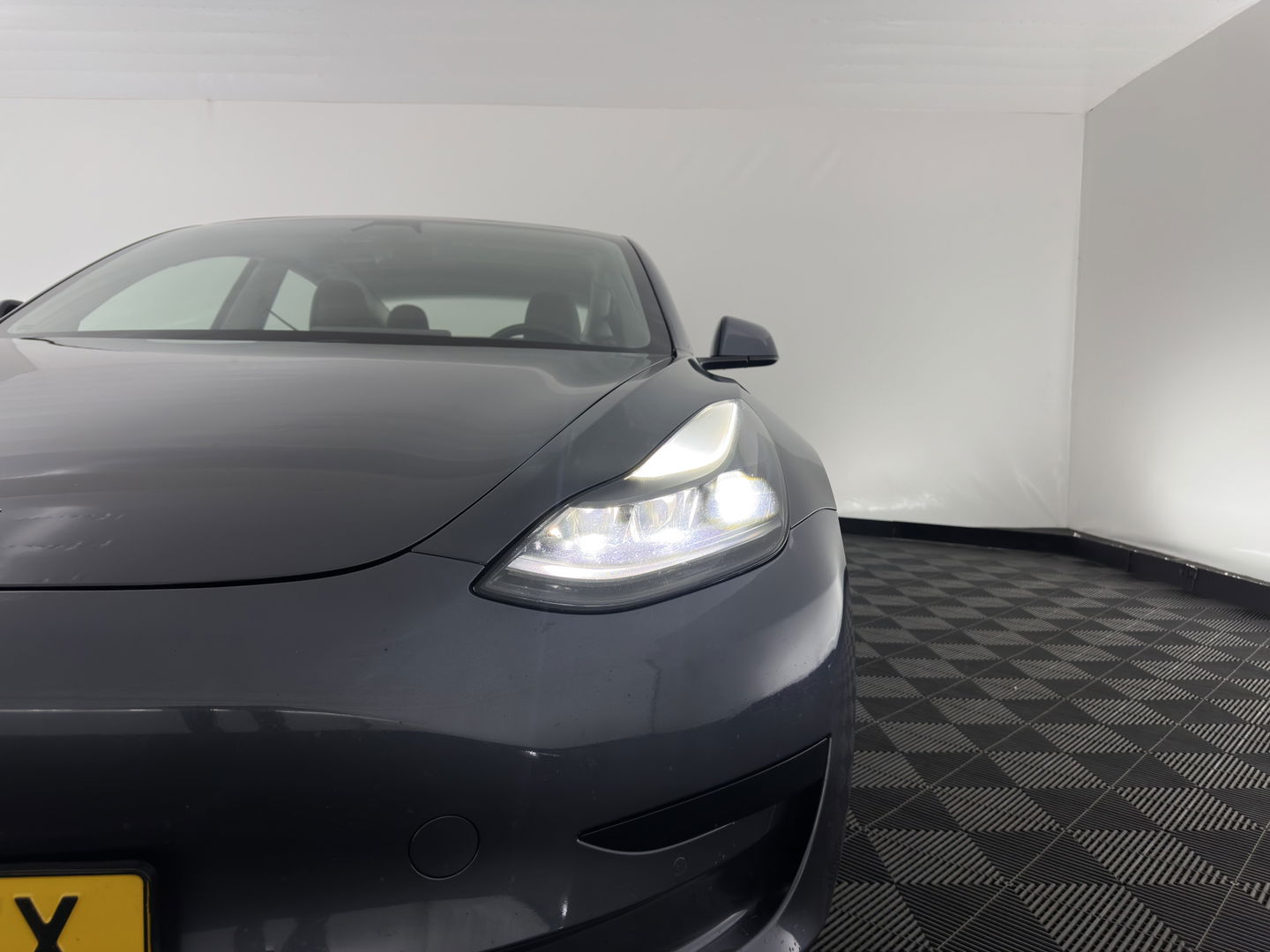 Tesla Model 3 Standard RWD Plus 60 kWh [ 3-Fase ] (INCL-BTW) Aut. *PANO | AUTO-PILOT | LEATHER | KEYLESS | FULL-LED | MEMORY-PACK | TOP-VIEW | DAB | CARPLAY | DIGI-COCKPIT | LANE-ASSIST | COMFORT-SEATS | 18"ALU*