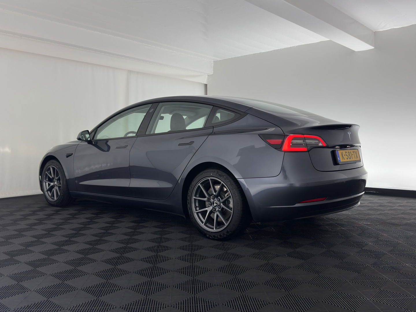 Tesla Model 3 Standard RWD Plus 60 kWh [ 3-Fase ] (INCL-BTW) Aut. *PANO | AUTO-PILOT | LEATHER | KEYLESS | FULL-LED | MEMORY-PACK | TOP-VIEW | DAB | CARPLAY | DIGI-COCKPIT | LANE-ASSIST | COMFORT-SEATS | 18"ALU*