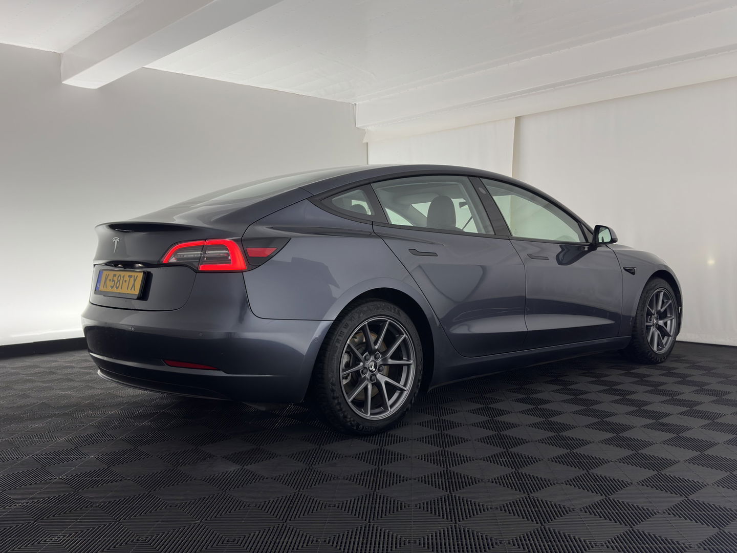 Tesla Model 3 Standard RWD Plus 60 kWh [ 3-Fase ] (INCL-BTW) Aut. *PANO | AUTO-PILOT | LEATHER | KEYLESS | FULL-LED | MEMORY-PACK | TOP-VIEW | DAB | CARPLAY | DIGI-COCKPIT | LANE-ASSIST | COMFORT-SEATS | 18"ALU*