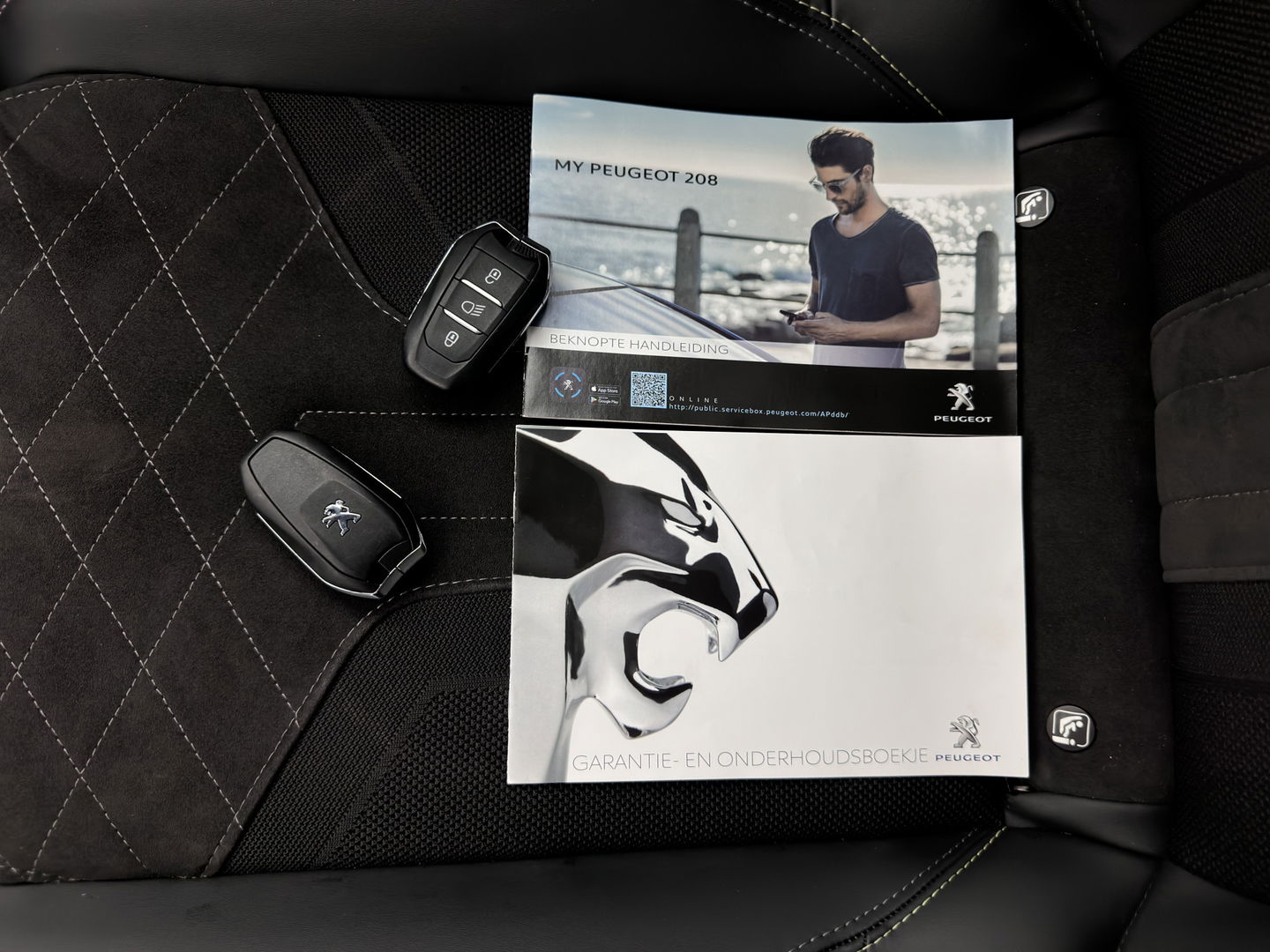 Peugeot e-208 EV GT Pack 50 kWh [ 3-Fase ] {SOH-89%} (INCL-BTW) *FULL-LED | DIGI-COCKPIT | BLINDSPOT | CAMERA | LEATHER-ALCANTARA | AMBIENT-LIGHT | NAVI-FULLMAP | LANE-ASSIST | KEYLESS | DAB | CCS-FASTLOADER | HEATED-SPORTSEATS | 17"ALU*