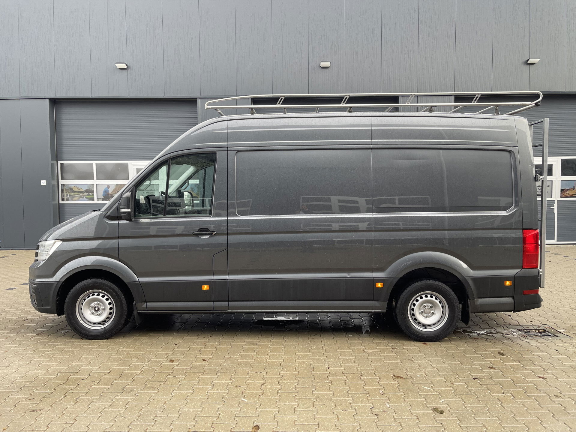 Volkswagen Crafter 35 2.0 TDI 140pk automaat L3H3 ( voorheen L2H2 ) Trendline / vaste prijs rijklaar € 16.950 ex btw / lease vanaf € 285 / grijs metallic / airco / cruise / pdc rondom / trekhaak / imperial