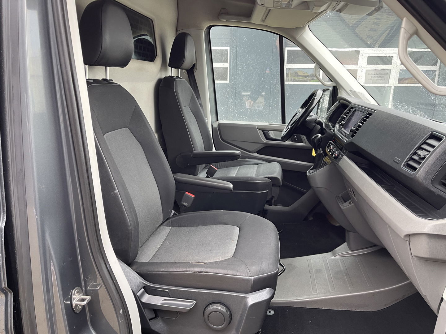 Volkswagen Crafter 35 2.0 TDI 140pk automaat L3H3 ( voorheen L2H2 ) Trendline / vaste prijs rijklaar € 16.950 ex btw / lease vanaf € 285 / grijs metallic / airco / cruise / pdc rondom / trekhaak / imperial