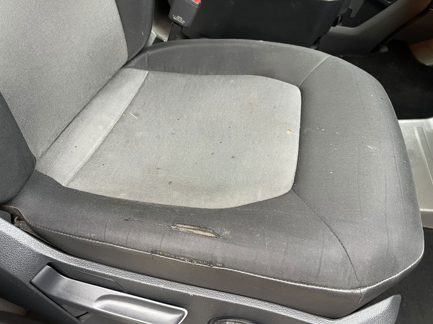 Volkswagen Crafter 35 2.0 TDI 140pk automaat L3H3 ( voorheen L2H2 ) Trendline / vaste prijs rijklaar € 16.950 ex btw / lease vanaf € 285 / grijs metallic / airco / cruise / pdc rondom / trekhaak / imperial