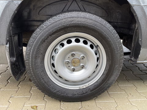 Volkswagen Crafter 35 2.0 TDI 140pk automaat L3H3 ( voorheen L2H2 ) Trendline / vaste prijs rijklaar € 16.950 ex btw / lease vanaf € 285 / grijs metallic / airco / cruise / pdc rondom / trekhaak / imperial