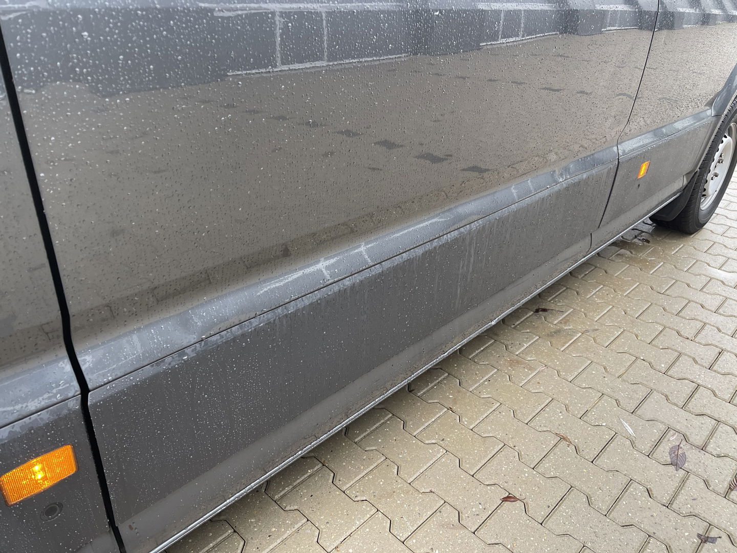 Volkswagen Crafter 35 2.0 TDI 140pk automaat L3H3 ( voorheen L2H2 ) Trendline / vaste prijs rijklaar € 16.950 ex btw / lease vanaf € 285 / grijs metallic / airco / cruise / pdc rondom / trekhaak / imperial