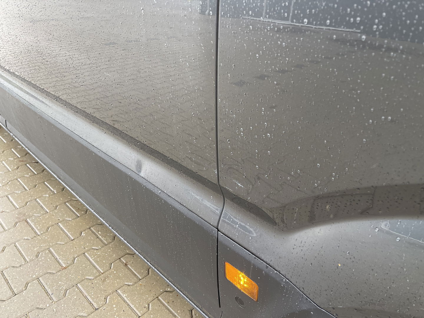 Volkswagen Crafter 35 2.0 TDI 140pk automaat L3H3 ( voorheen L2H2 ) Trendline / vaste prijs rijklaar € 16.950 ex btw / lease vanaf € 285 / grijs metallic / airco / cruise / pdc rondom / trekhaak / imperial