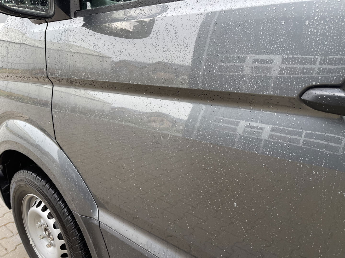 Volkswagen Crafter 35 2.0 TDI 140pk automaat L3H3 ( voorheen L2H2 ) Trendline / vaste prijs rijklaar € 16.950 ex btw / lease vanaf € 285 / grijs metallic / airco / cruise / pdc rondom / trekhaak / imperial