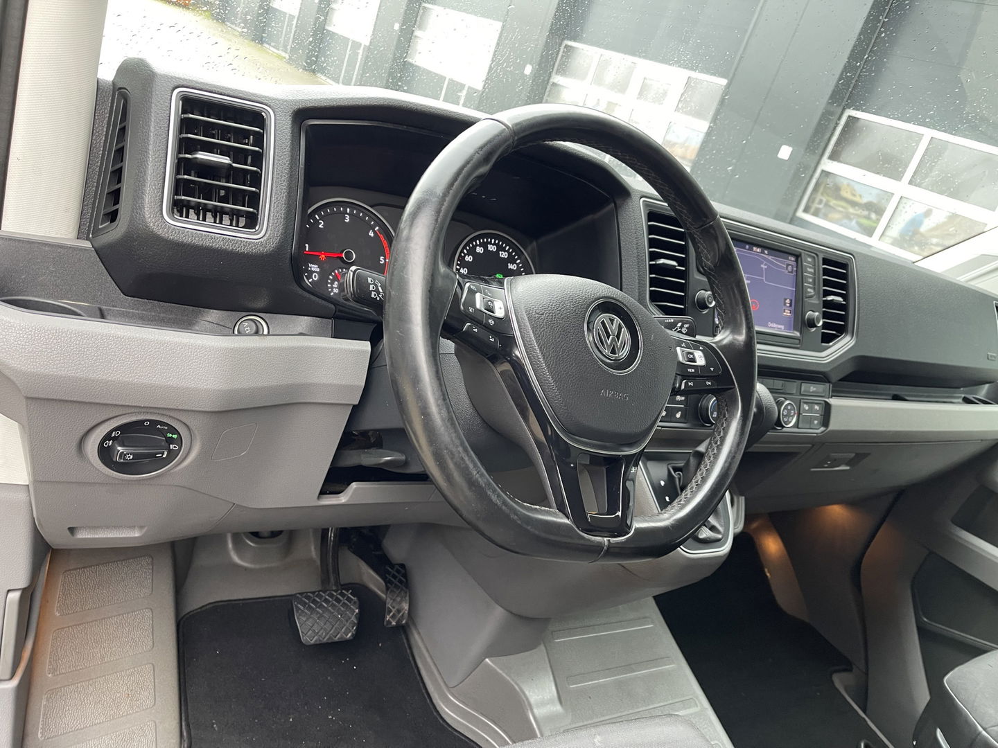 Volkswagen Crafter 35 2.0 TDI 140pk automaat L3H3 ( voorheen L2H2 ) Trendline / vaste prijs rijklaar € 16.950 ex btw / lease vanaf € 285 / grijs metallic / airco / cruise / pdc rondom / trekhaak / imperial