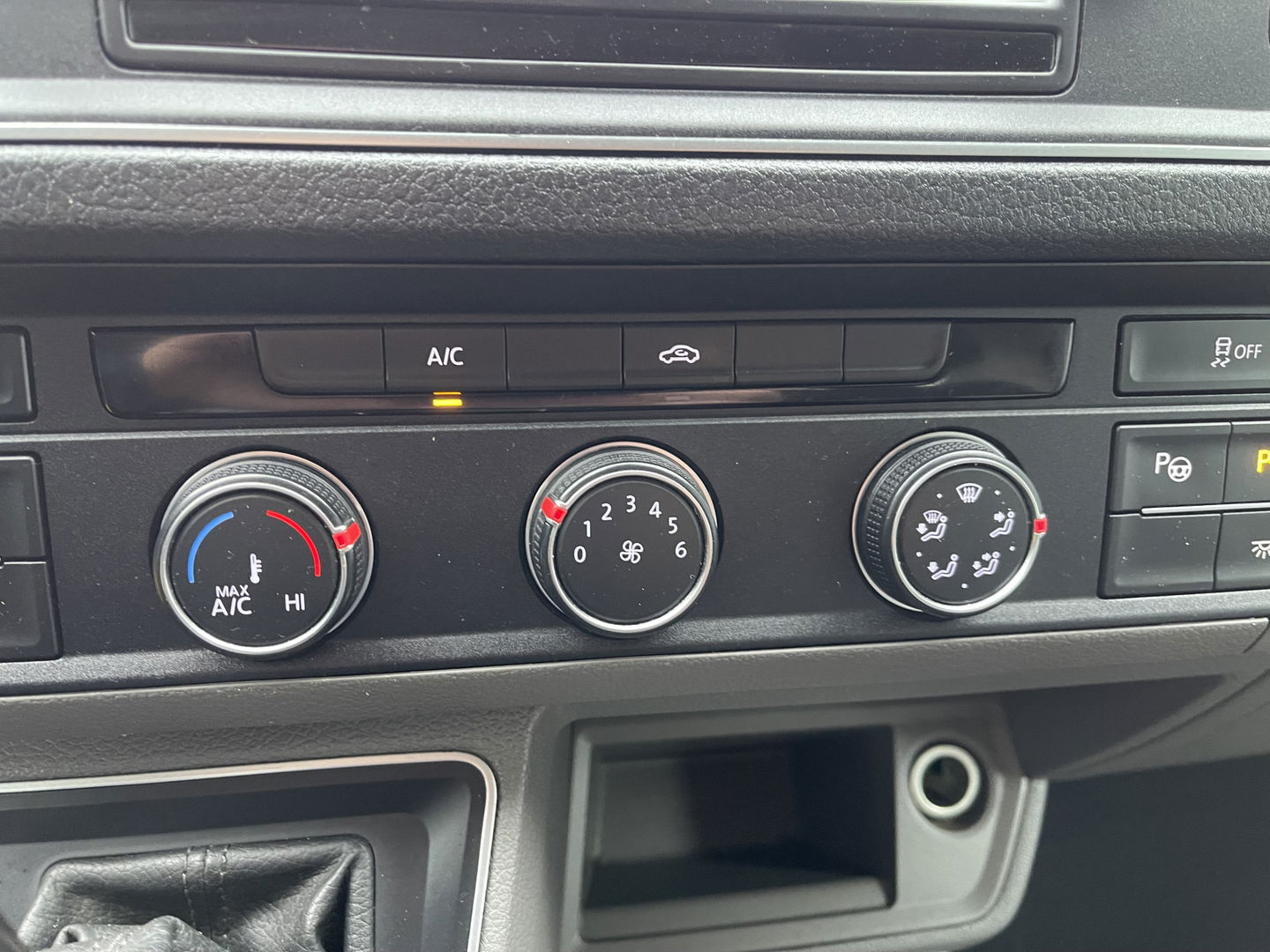 Volkswagen Crafter 35 2.0 TDI 140pk automaat L3H3 ( voorheen L2H2 ) Trendline / vaste prijs rijklaar € 16.950 ex btw / lease vanaf € 285 / grijs metallic / airco / cruise / pdc rondom / trekhaak / imperial