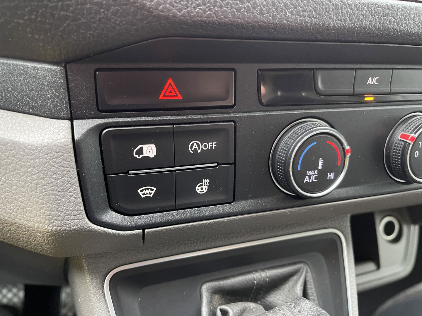 Volkswagen Crafter 35 2.0 TDI 140pk automaat L3H3 ( voorheen L2H2 ) Trendline / vaste prijs rijklaar € 16.950 ex btw / lease vanaf € 285 / grijs metallic / airco / cruise / pdc rondom / trekhaak / imperial