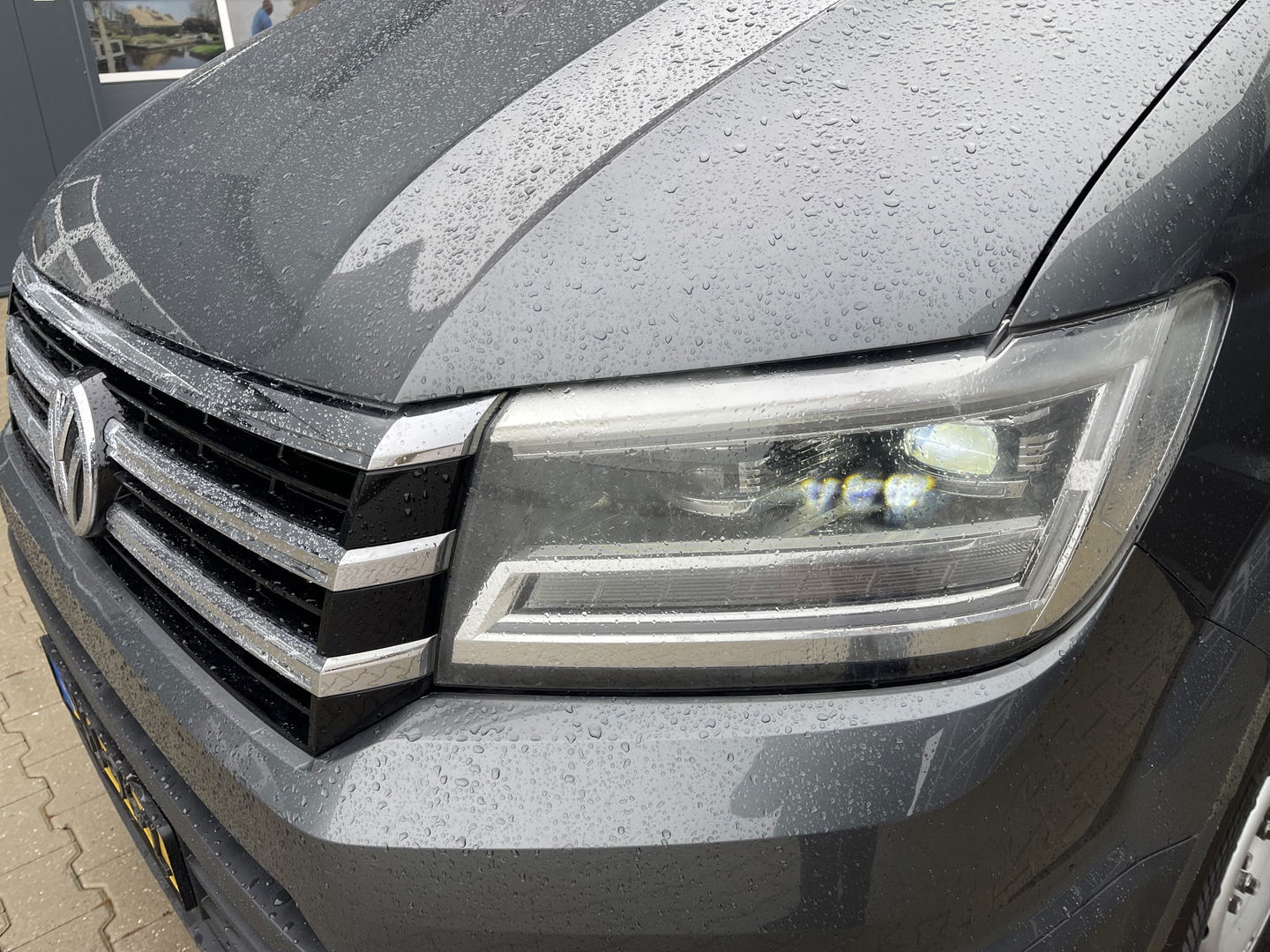 Volkswagen Crafter 35 2.0 TDI 140pk automaat L3H3 ( voorheen L2H2 ) Trendline / vaste prijs rijklaar € 16.950 ex btw / lease vanaf € 285 / grijs metallic / airco / cruise / pdc rondom / trekhaak / imperial