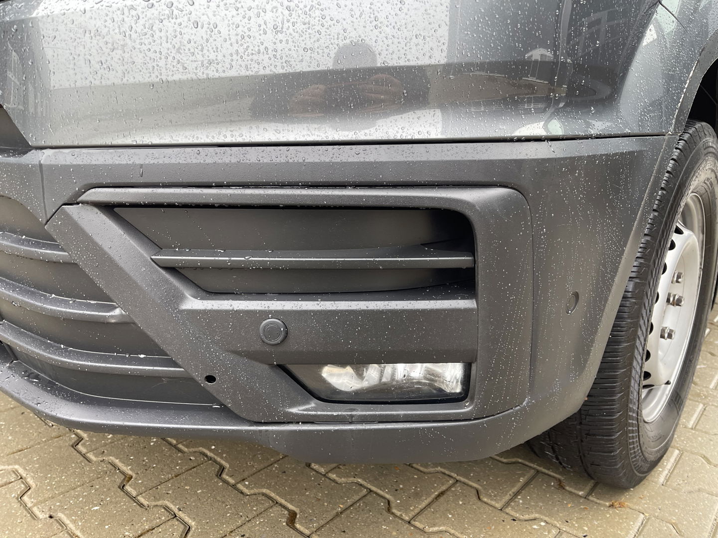 Volkswagen Crafter 35 2.0 TDI 140pk automaat L3H3 ( voorheen L2H2 ) Trendline / vaste prijs rijklaar € 16.950 ex btw / lease vanaf € 285 / grijs metallic / airco / cruise / pdc rondom / trekhaak / imperial