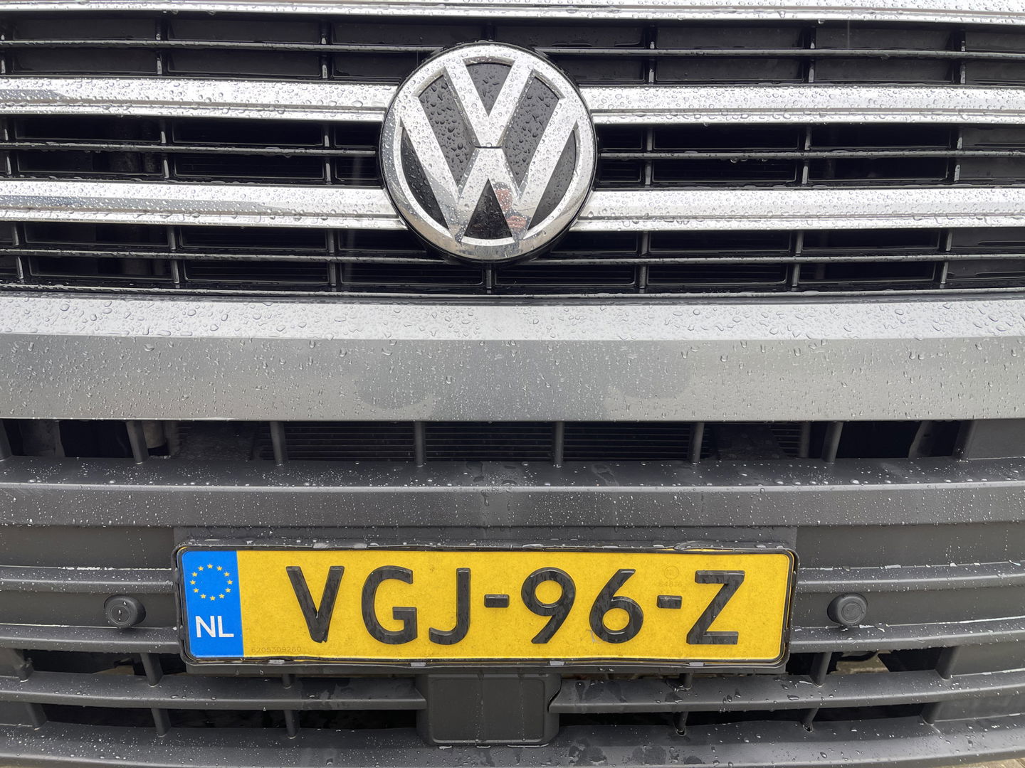 Volkswagen Crafter 35 2.0 TDI 140pk automaat L3H3 ( voorheen L2H2 ) Trendline / vaste prijs rijklaar € 16.950 ex btw / lease vanaf € 285 / grijs metallic / airco / cruise / pdc rondom / trekhaak / imperial