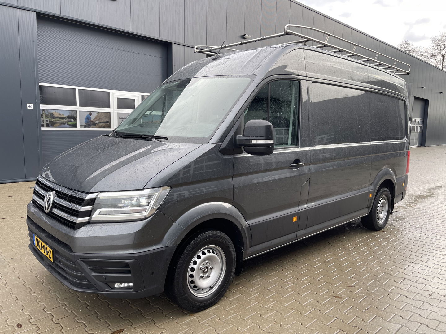 Volkswagen Crafter 35 2.0 TDI 140pk automaat L3H3 ( voorheen L2H2 ) Trendline / vaste prijs rijklaar € 16.950 ex btw / lease vanaf € 285 / grijs metallic / airco / cruise / pdc rondom / trekhaak / imperial