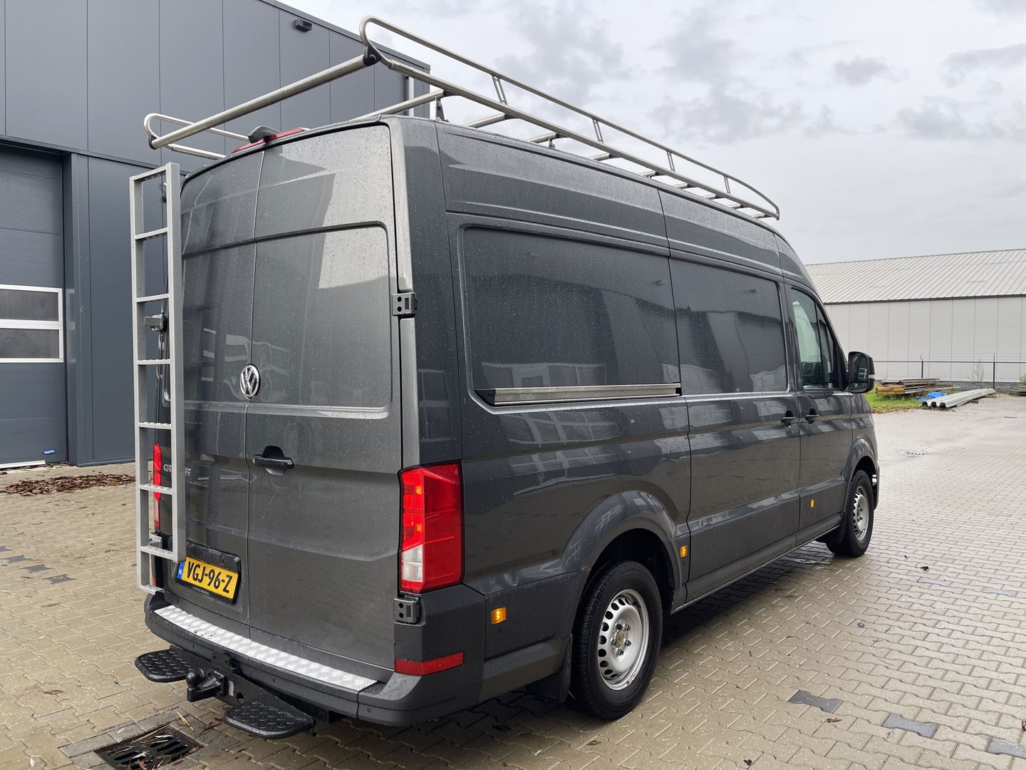 Volkswagen Crafter 35 2.0 TDI 140pk automaat L3H3 ( voorheen L2H2 ) Trendline / vaste prijs rijklaar € 16.950 ex btw / lease vanaf € 285 / grijs metallic / airco / cruise / pdc rondom / trekhaak / imperial
