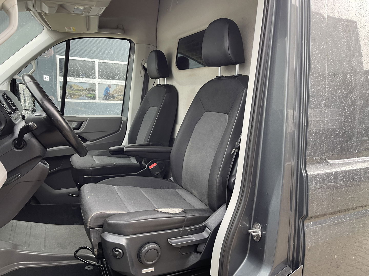 Volkswagen Crafter 35 2.0 TDI 140pk automaat L3H3 ( voorheen L2H2 ) Trendline / vaste prijs rijklaar € 16.950 ex btw / lease vanaf € 285 / grijs metallic / airco / cruise / pdc rondom / trekhaak / imperial