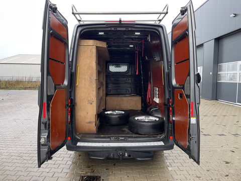 Volkswagen Crafter 35 2.0 TDI 140pk automaat L3H3 ( voorheen L2H2 ) Trendline / vaste prijs rijklaar € 16.950 ex btw / lease vanaf € 285 / grijs metallic / airco / cruise / pdc rondom / trekhaak / imperial