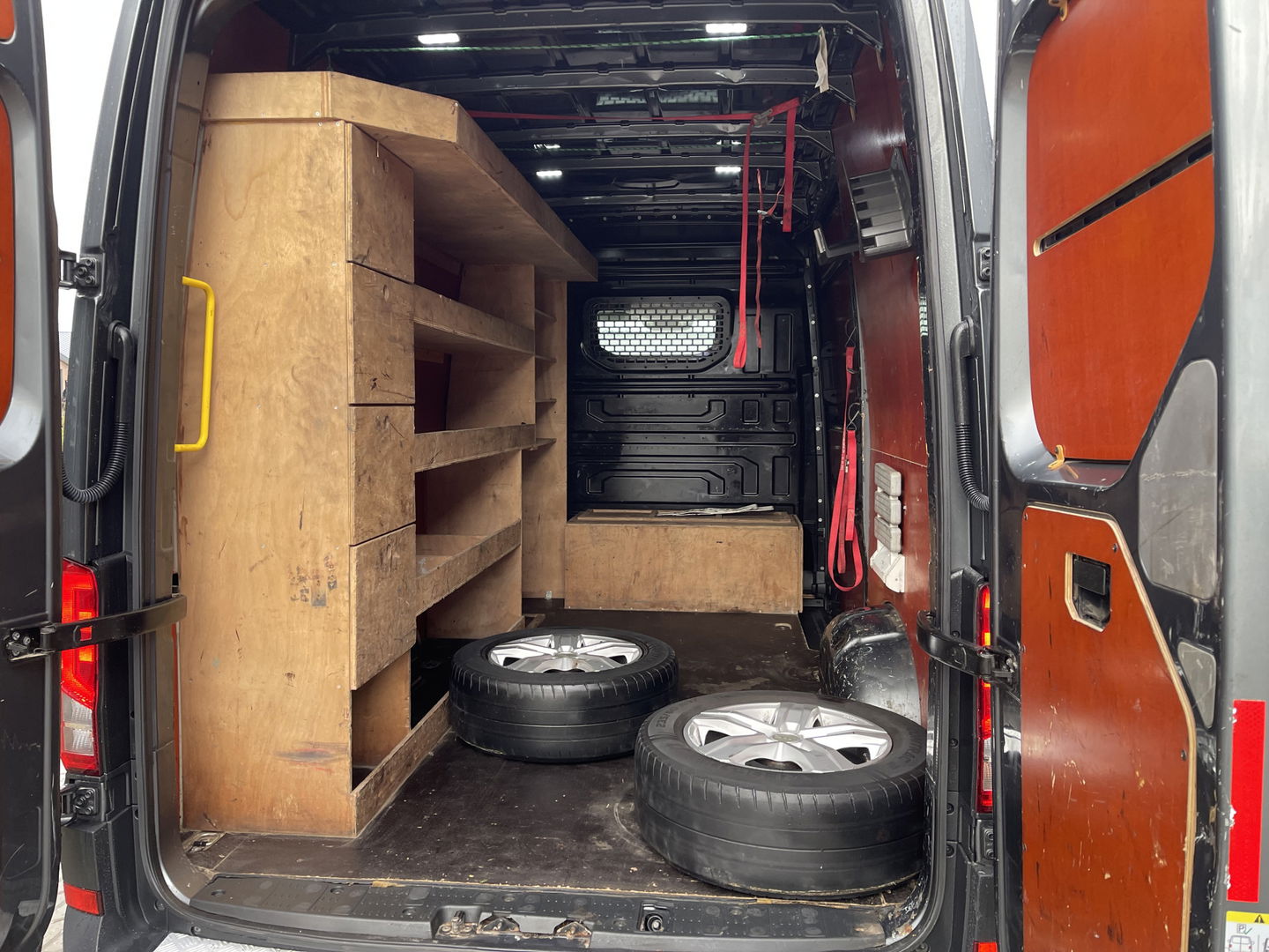 Volkswagen Crafter 35 2.0 TDI 140pk automaat L3H3 ( voorheen L2H2 ) Trendline / vaste prijs rijklaar € 16.950 ex btw / lease vanaf € 285 / grijs metallic / airco / cruise / pdc rondom / trekhaak / imperial