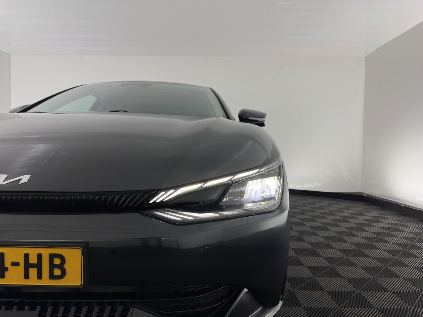 Kia Ev6 Plus 77.4 kWh [ 3-Fase ] (INCL-BTW) Aut. *LEATHER | ADAPTIVE-CRUISE | DIGI-COCKPIT | MERIDIAN-AUDIO | MEMORY-PACK | FULL-LED | KEYLESS | CAMERA | DAB | BLIND-SPOT | NAVI-FULLMAP | PRIVACY-GLASS | AMBIENT-LIGHT | ...