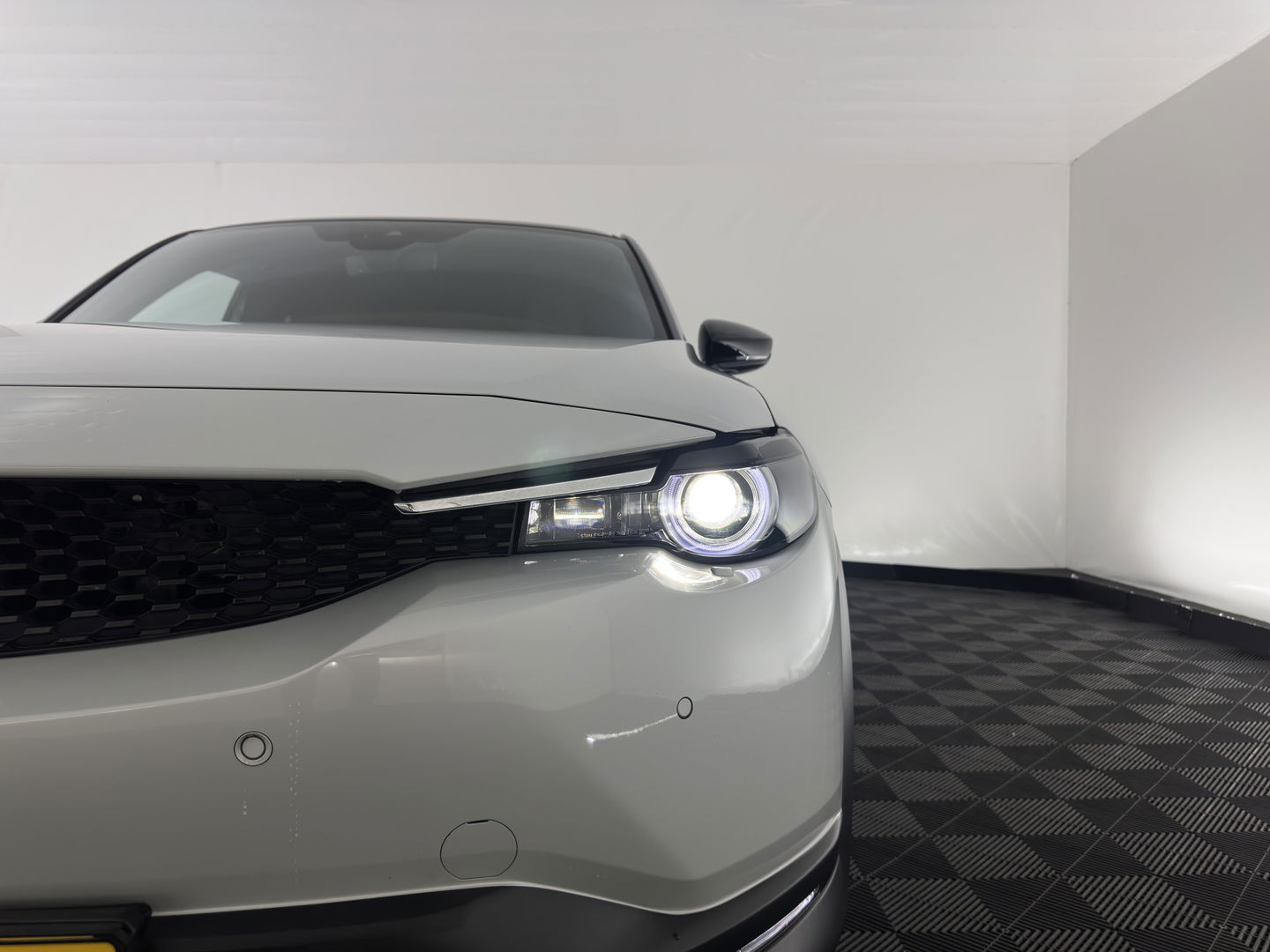 Mazda MX-30 e-SkyActiv 145 First Edition 36 kWh (INCL-BTW) Aut.*LEATHER-MICROFIBRE | FULL-LED | NAVI-FULLMAP | KEYLESS | BLIND-SPOT |  ADAPTIVE-CRUISE | HEAD-UP | CAMERA | DIGI-COCKPIT | MEMORY-PACK | SHIFT-PADDLES | 18"ALU*