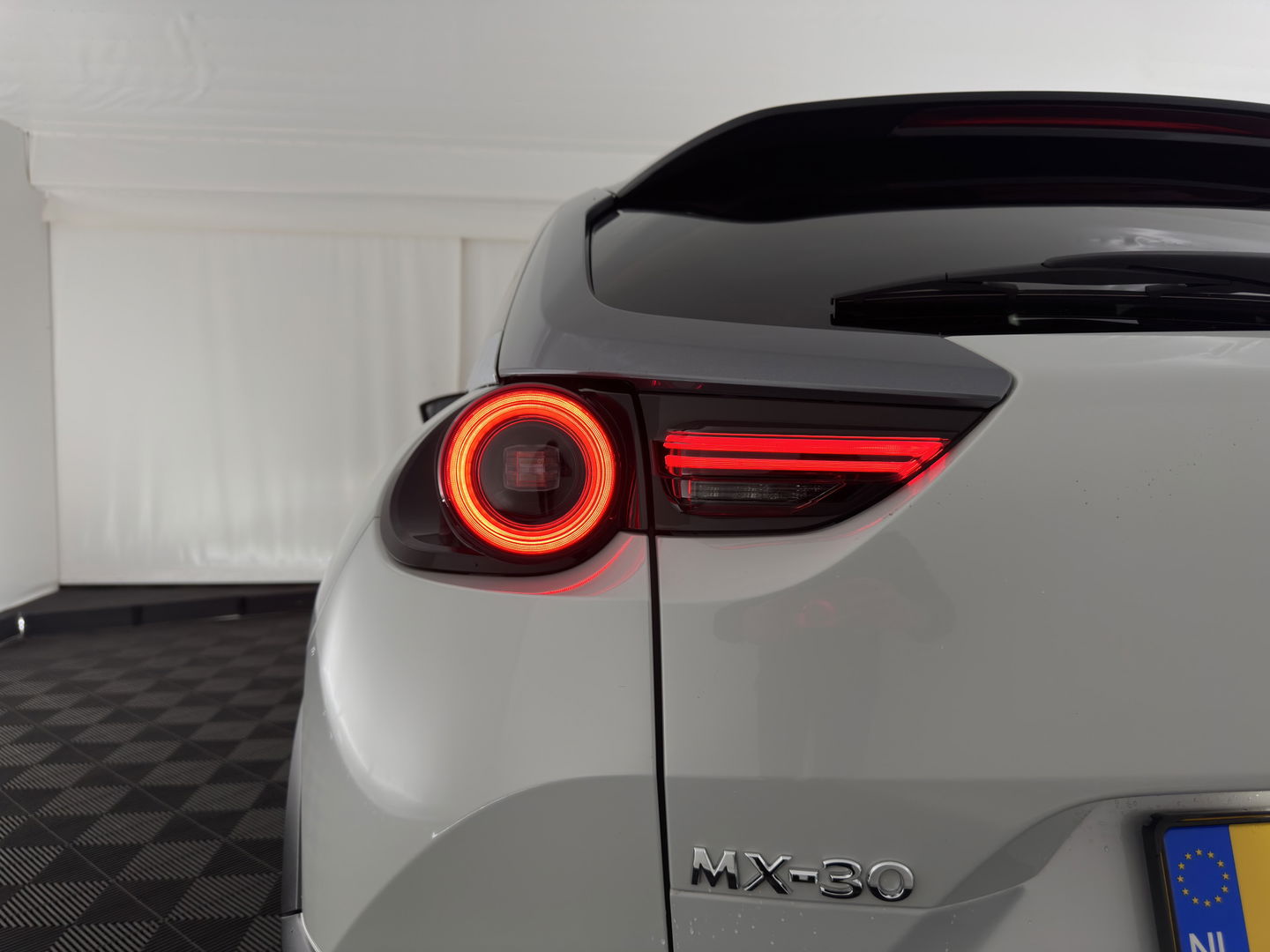 Mazda MX-30 e-SkyActiv 145 First Edition 36 kWh (INCL-BTW) Aut.*LEATHER-MICROFIBRE | FULL-LED | NAVI-FULLMAP | KEYLESS | BLIND-SPOT |  ADAPTIVE-CRUISE | HEAD-UP | CAMERA | DIGI-COCKPIT | MEMORY-PACK | SHIFT-PADDLES | 18"ALU*