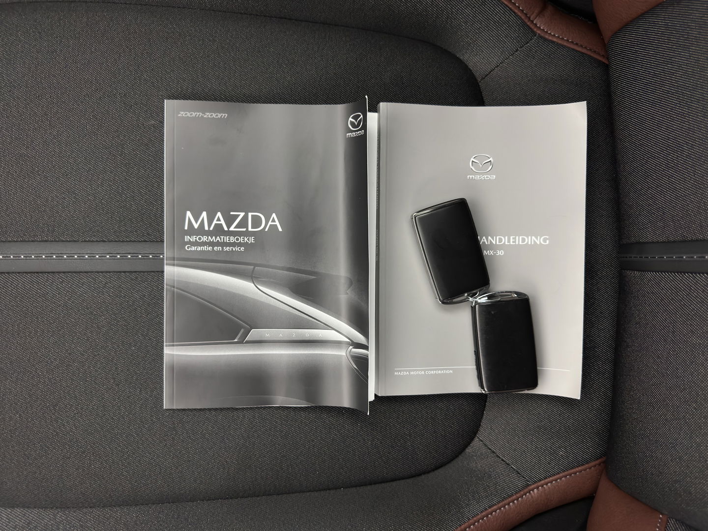 Mazda MX-30 e-SkyActiv 145 First Edition 36 kWh (INCL-BTW) Aut.*LEATHER-MICROFIBRE | FULL-LED | NAVI-FULLMAP | KEYLESS | BLIND-SPOT |  ADAPTIVE-CRUISE | HEAD-UP | CAMERA | DIGI-COCKPIT | MEMORY-PACK | SHIFT-PADDLES | 18"ALU*