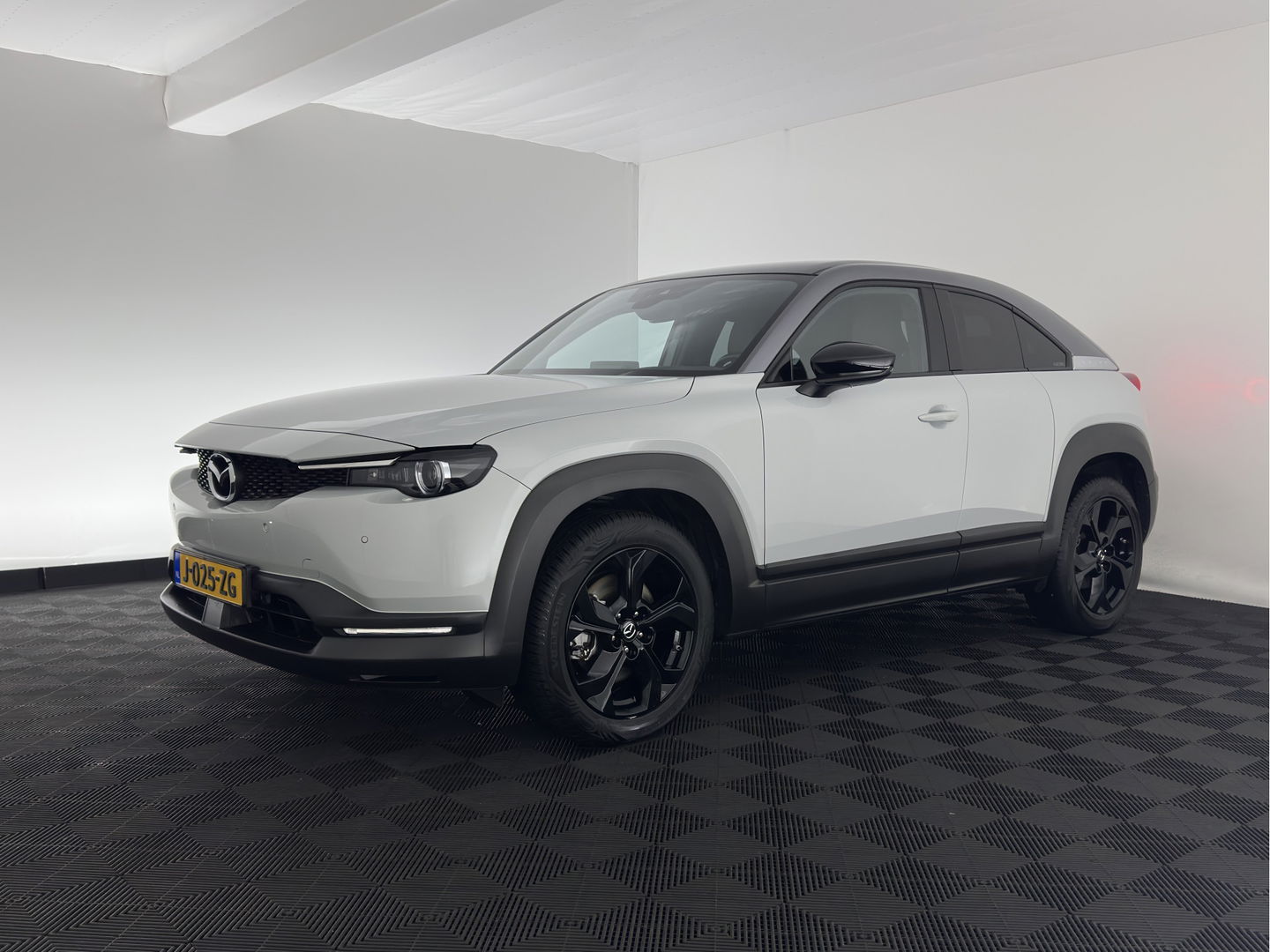 Mazda MX-30 e-SkyActiv 145 First Edition 36 kWh (INCL-BTW) Aut.*LEATHER-MICROFIBRE | FULL-LED | NAVI-FULLMAP | KEYLESS | BLIND-SPOT |  ADAPTIVE-CRUISE | HEAD-UP | CAMERA | DIGI-COCKPIT | MEMORY-PACK | SHIFT-PADDLES | 18"ALU*