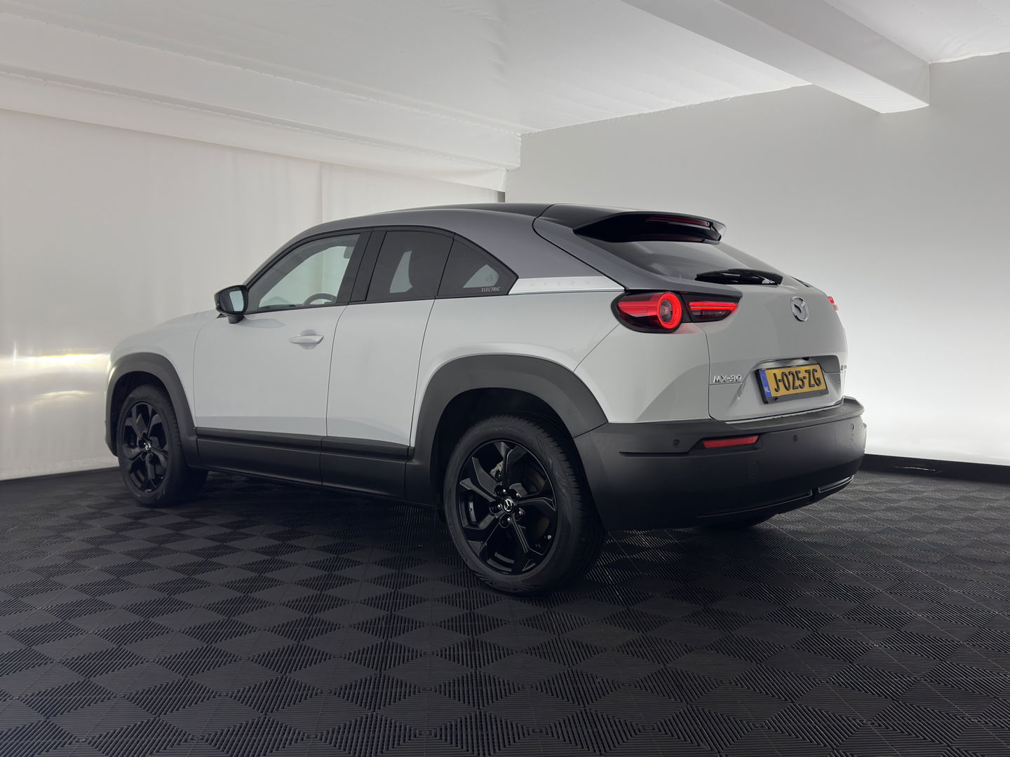 Mazda MX-30 e-SkyActiv 145 First Edition 36 kWh (INCL-BTW) Aut.*LEATHER-MICROFIBRE | FULL-LED | NAVI-FULLMAP | KEYLESS | BLIND-SPOT |  ADAPTIVE-CRUISE | HEAD-UP | CAMERA | DIGI-COCKPIT | MEMORY-PACK | SHIFT-PADDLES | 18"ALU*