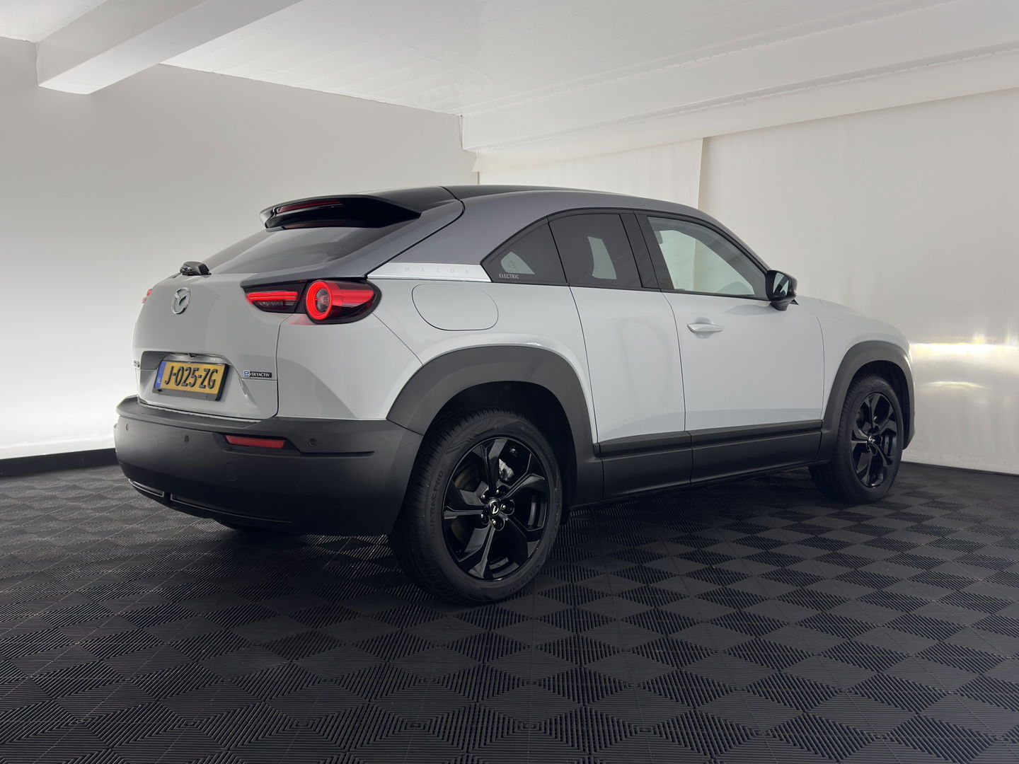 Mazda MX-30 e-SkyActiv 145 First Edition 36 kWh (INCL-BTW) Aut.*LEATHER-MICROFIBRE | FULL-LED | NAVI-FULLMAP | KEYLESS | BLIND-SPOT |  ADAPTIVE-CRUISE | HEAD-UP | CAMERA | DIGI-COCKPIT | MEMORY-PACK | SHIFT-PADDLES | 18"ALU*