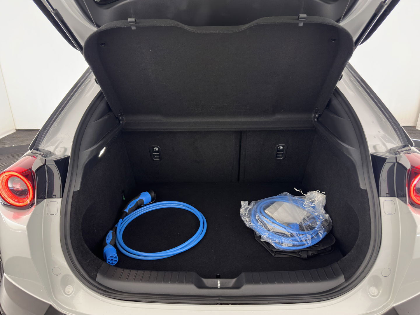 Mazda MX-30 e-SkyActiv 145 First Edition 36 kWh (INCL-BTW) Aut.*LEATHER-MICROFIBRE | FULL-LED | NAVI-FULLMAP | KEYLESS | BLIND-SPOT |  ADAPTIVE-CRUISE | HEAD-UP | CAMERA | DIGI-COCKPIT | MEMORY-PACK | SHIFT-PADDLES | 18"ALU*