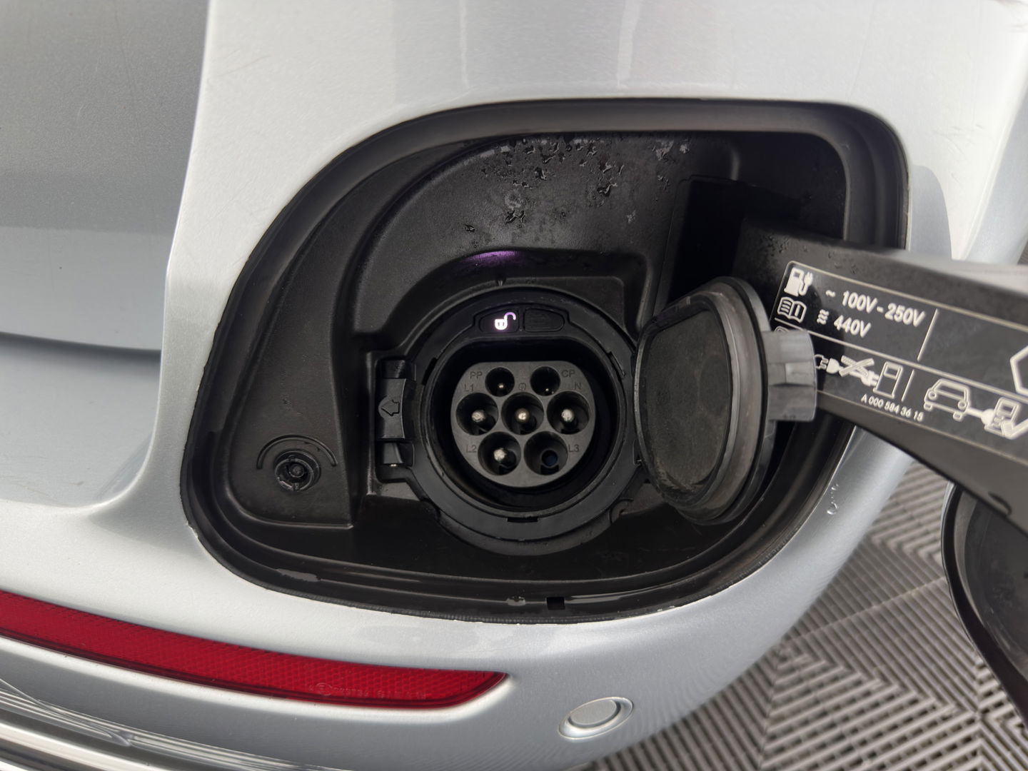 Mercedes-Benz E-Klasse Estate 300 de Luxury Line ( Plug-in ) (INCL-BTW) Aut. *LEATHER | FULL-LED | WIDESCREEN-COCKPIT | BLIND-SPOT | AMBIENT-LIGHT | HEATED-SPORTSEATS | CAMERA | DAB+ | NAVI-FULLMAP | PDC | ADAPTIVE-CRUISE | ECC | 18''ALU*