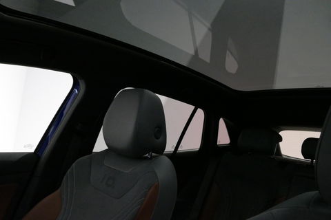 Volkswagen ID.4 First Max 77 kWh / Panoramadak / Matrix LED IQ.Light / Elektr. verstelbare voorstoelen + memory / HUD Augmented Reality / Rondomzichtcamera / Apple Carplay - Android Auto / Stoelverwarming / 21'' LMV / Keyless / Achteruitrijcamera / Navigatie / Stuurwielv
