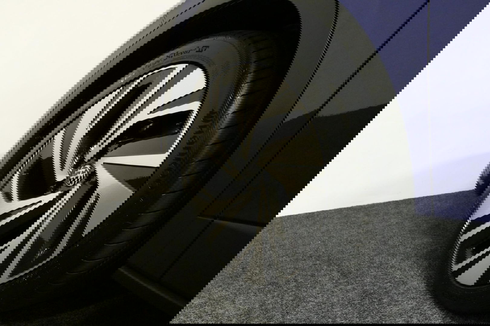 Volkswagen ID.4 First Max 77 kWh / Panoramadak / Matrix LED IQ.Light / Elektr. verstelbare voorstoelen + memory / HUD Augmented Reality / Rondomzichtcamera / Apple Carplay - Android Auto / Stoelverwarming / 21'' LMV / Keyless / Achteruitrijcamera / Navigatie / Stuurwielv