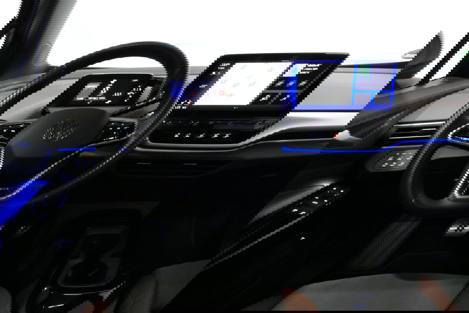 Volkswagen ID.4 First Max 77 kWh / Panoramadak / Matrix LED IQ.Light / Elektr. verstelbare voorstoelen + memory / HUD Augmented Reality / Rondomzichtcamera / Apple Carplay - Android Auto / Stoelverwarming / 21'' LMV / Keyless / Achteruitrijcamera / Navigatie / Stuurwielv